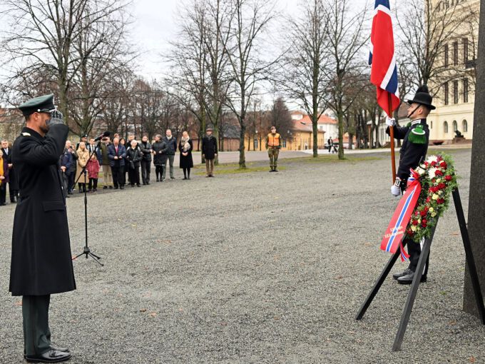 Kronprins Haakon la ned krans på Akershus festning til minne om alle som har mista livet i teneste for Forsvaret. Foto: Sven Gj. Gjeruldsen, Det kongelege hoffet